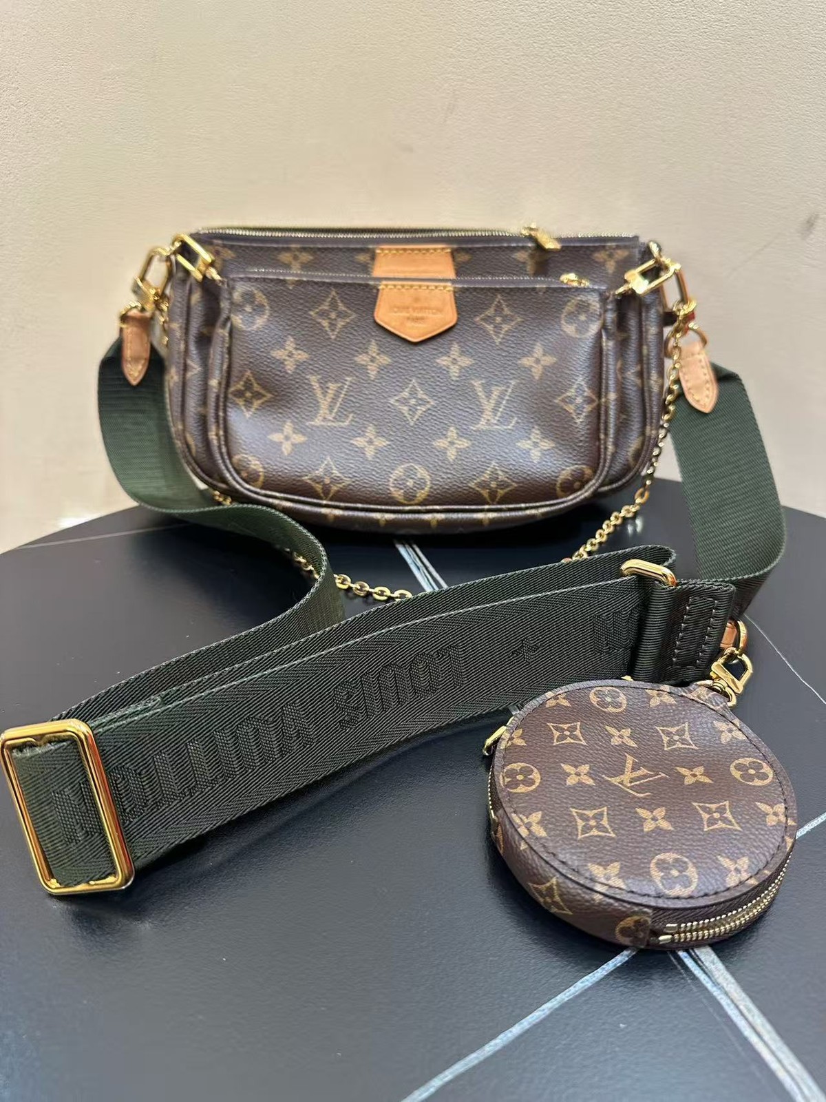 LOUIS VUITTON ゴールドハングル 付け替えパーツ付き Louis Vuitton Multi Pochette Accessoires Monogram green Clutch