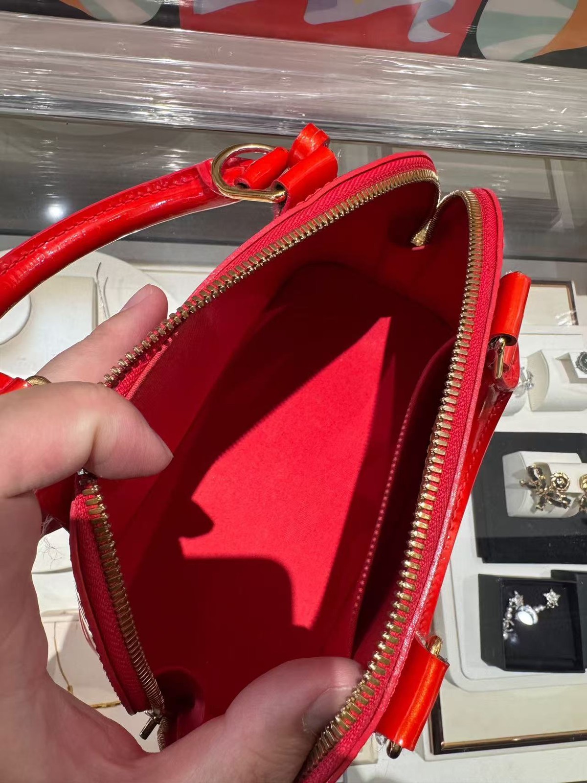 Louis Vuitton Alma BB Vernis Red Patent Leather Auth Handbag