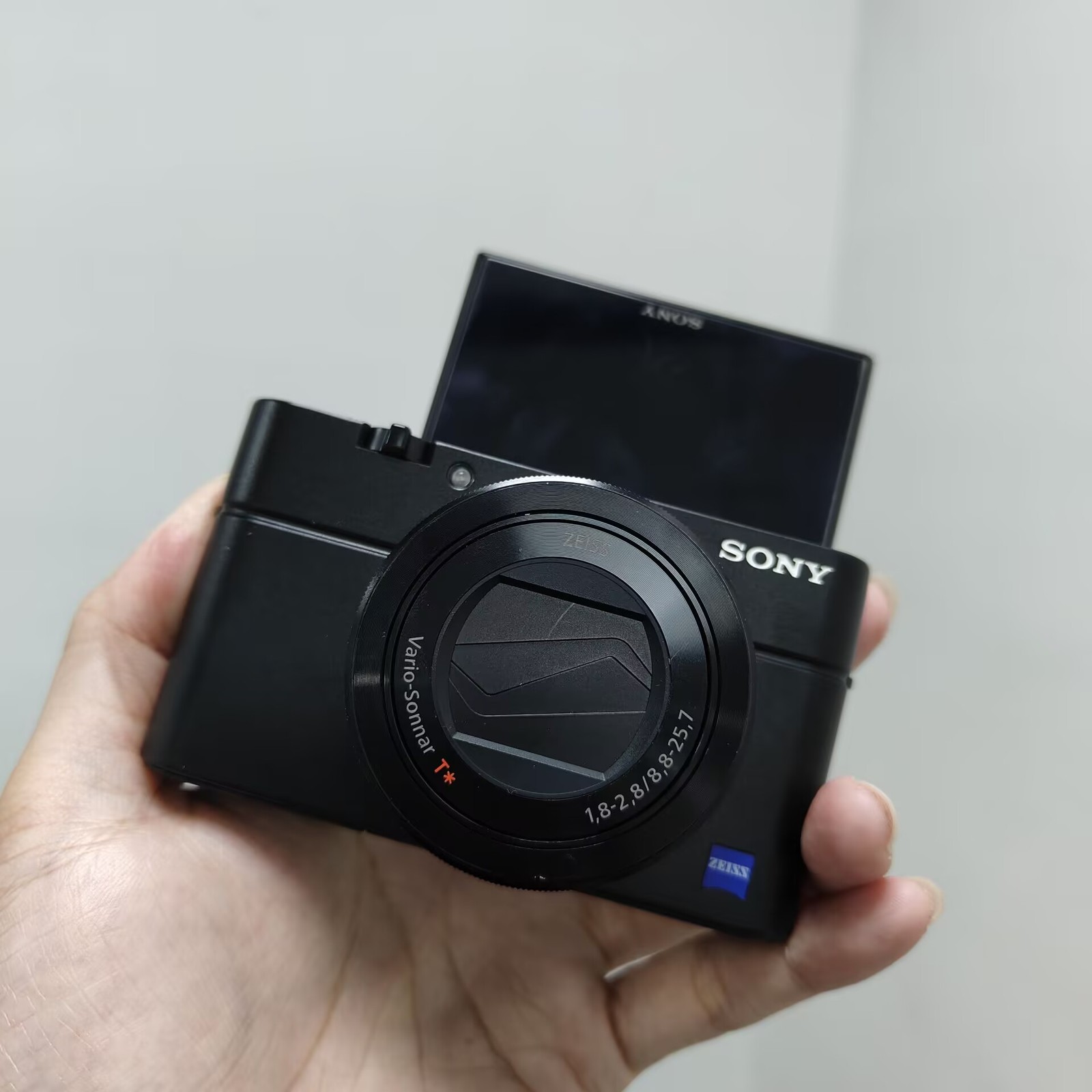 Sony DSC-RX100 III RX100M3 20.1 MP SLR Digital Camera Built-in