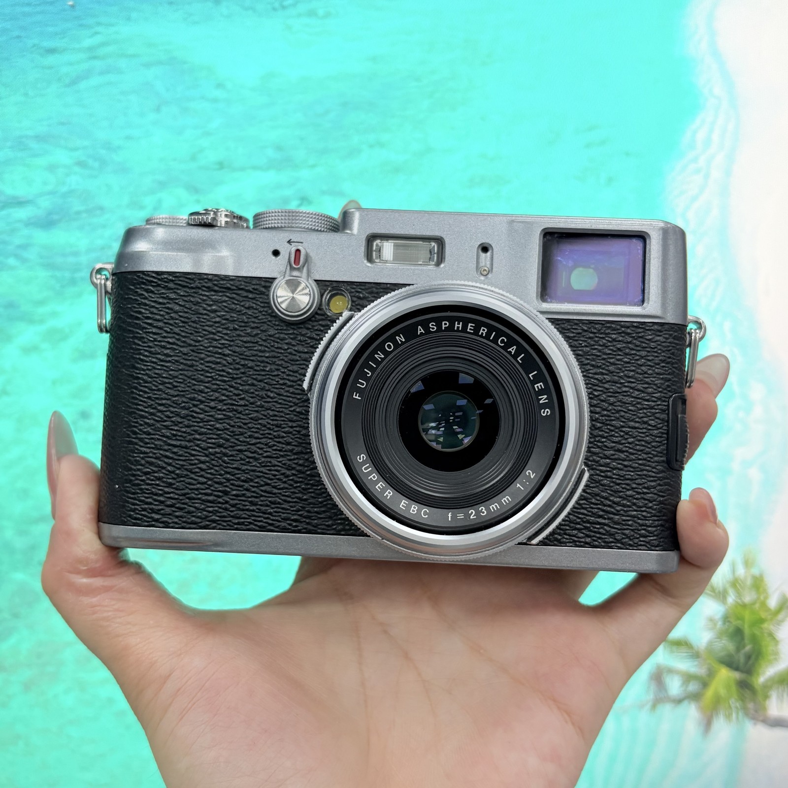 Fujifilm X100 12.3MP APS-C CMOS EXR 4x Optical Zoom Digital Camera