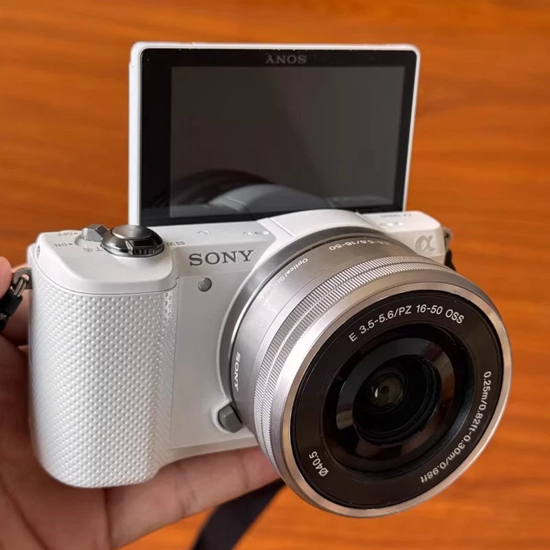 Sony A5000 20.1mp 3 Inch 1080p WiFi 16-50mm Lens Compact Camera