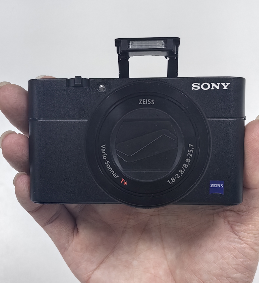 Sony DSC-RX100V 20.1MP 2.9x Optical Zoom Compact RX100M5 98% New